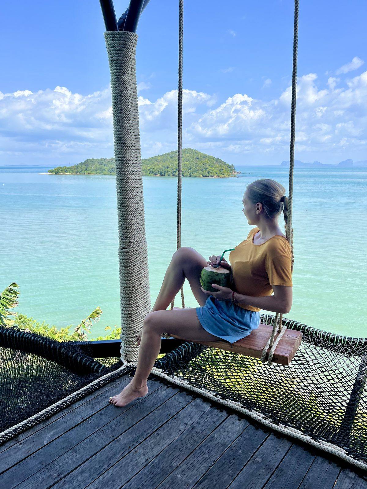Pause noix de coco face à la mer d'Andaman, Krabi